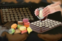 Macaron készítő szett szilikon sütőformával, adagolóval, 4 db kinyomó fejjel 48 db sütikorong készítéséhez