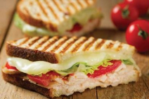 1 db választható panini szendvics 5 dl limonádéval + 40% kedvezmény a helyszínen lévő étel- és italkülönlegességekre