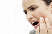 Fognyaki kopás javítása, tömése fényre kötő kompozit tömőanyaggal, fúrás nélkül