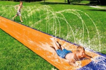 Felhőtlen pancsolás! Kerti csaphoz csatlakoztatható műanyag vízicsúszda gyerekeknek vízesés fallal, felfújható ütköző párnával és csúszópárnával (4,8x0,7 m)