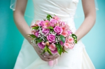 Teljes esküvői virágdekorációs csomag 4 db csokorral, 3 db kitűzővel, 1-1 db autó- és főasztaldísszel