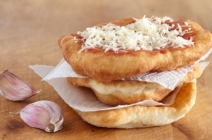 Debrecen: 5 db sajtos-tejfölös lángos a Pagoda Büfében