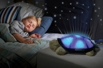 Varázsolj csillagokat gyermekednek! Éjjel világító LED-es plüss teknős 8 valóságos csillagképpel, rózsaszín, beige, zöld és kék színekben