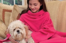 Bebújós, ujjas takaró 1 pár tapadókorongos talpú szabvány méretű zoknival gyermekeknek tévézéshez, számítógépezéshez, olvasáshoz (rózsaszín vagy kék)