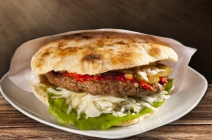 Harapj rá a balkáni ízekre! Pljeskavica és Pljeskavica Burger Montenegrói gurman módra + 0,33 l coca-cola