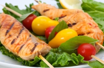 2 személyes vegyes haltál harcsapaprikással, grillezett fogassal, rántott pontypatkóval, körettel, üdítővel, borral vagy sörrel