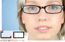 Komplett szemüvegkészítés szemvizsgálattal, normál vagy vékonyított Essilor lencsével, 150 választható kerettel, akár -8-as dioptriáig