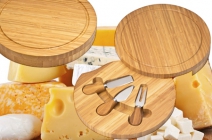 Elegáns, bambuszból készült sajtkészlet vágódeszkával, 2 db sajtvágóval és sajtvillával