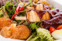 Debrecen: 4 fős hidegtál sült csirkecombbal, rántott csirkemellel, gombákkal, karfiollal és salátával a Gilbert Pizzériában