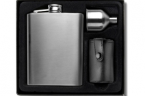 Gravírozható króm laposüveg tölcsérrel, 4 db kupicával díszdobozban