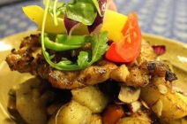 2 személyes magyaros fatál csülökkel, faszénen sült csirkecombbal, házi sült kolbásszal, tócsnival, körettel a belvárosban