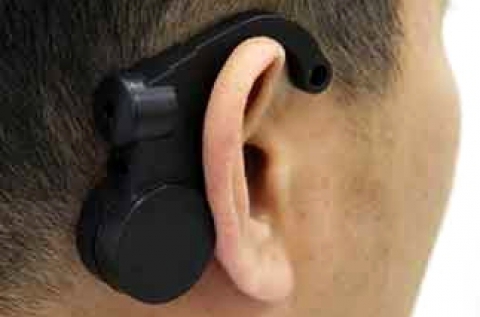Fülre akasztható elalvásgátló készülék