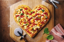 Pizza Valentin-napra szabva! 1 db szív alakú pizza választható feltéttel a belvárosban (február 14-én váltható be)