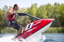 Száguldozz a vízen! 20 perces álló jet-ski-zés verseny gépekkel, felszereléssel + fánkozás 19.000 Ft helyett 11.400 Ft-ért Délegyházánál, Budapesttől 30 km-re