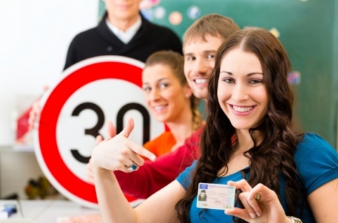 KRESZ oktatás + 8 óra vezetés