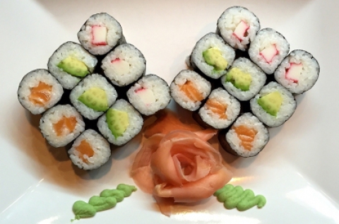 18 db-os sushi válogatás ásványvízzel 1 főre