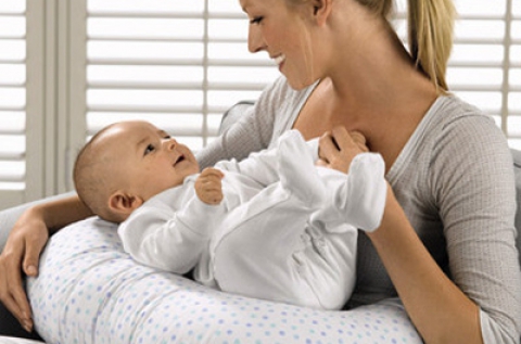 Mintás szoptatós párna a baba és mama kényelméért