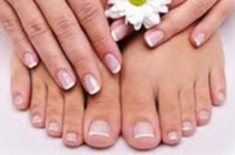 Igényes körmök és könnyed alakformálás! Mini manikűr és mini pedikűr zselés lakkozással + 1 alkalom Flabélos tréning