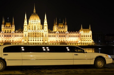 1 órás limuzin bérlés Budapesten 9 fő részére