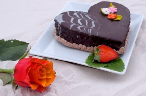 Romantikus randevú szívalakú tortával 2 főre