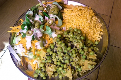 Vegetáriánus tál zöldség alapú ételekkel