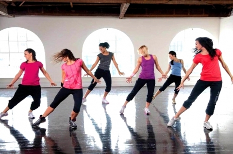 Vidám alakformáló táncedzés