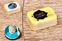 Varázslat a csokoládén! 5 db kerek, 5 cm-es átmérőjű vagy 12 db szögletes, 2x3 cm-es belga csokoládé saját fényképeddel (ét-, tej-, vagy fehér csoki)