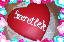 Édes meglepetés Valentin-napra! 12 szeletes szív alakú torta marcipán bevonattal, felirattal