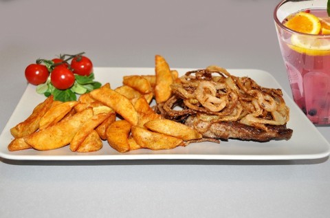 Hagymás rostélyos steak burgonyával, limonádéval