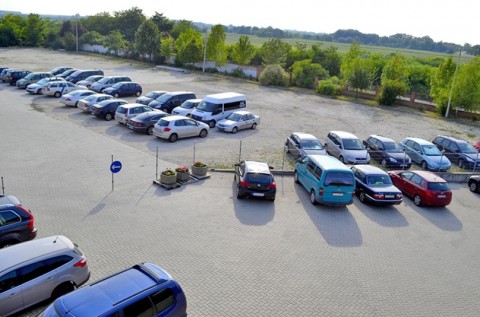 Kültéri parkolás a Liszt Ferenc repülőtér közelében