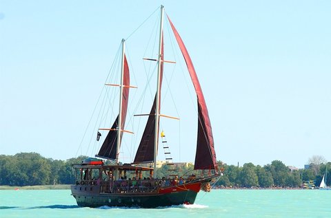 Sétahajózás a Balaton egyik legnagyobb vitorlásával