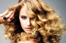 Laza hullámok vagy szupergöndör frizura! Dauer hajvágással, mosással és szárítással bármilyen hosszúságú hajra a belvárosban