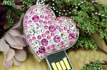 Szív alakú fémházas pendrive Swarovski strasszkövekkel (8 GB)
