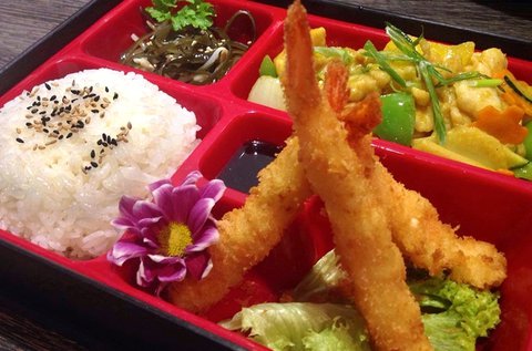 Curry-s csirke rizzsel, rák tempurával, alga salátával