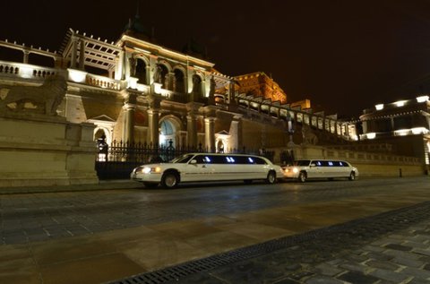 1 órás limuzin bérlés Budapesten sofőrrel