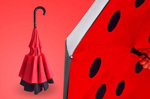 Fordított esernyő piros és fekete színben