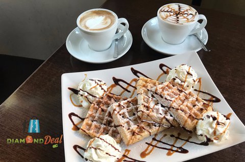 2 db ízletes gofri 2 csésze cappuccinoval vagy teával