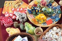 Készítsetek tavaszi dekorációt közösen a gyerekekkel! Kerámiatojás függődísz, kaspó vagy üvegablakdísz festés, szélcsengő vagy szélforgó készítése