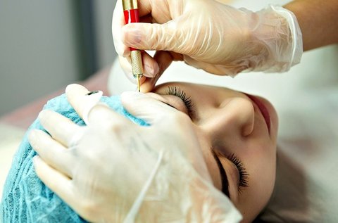 Satíros szemöldök tetoválás