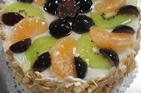 12 szeletes torta gyümölcsökkel díszítve