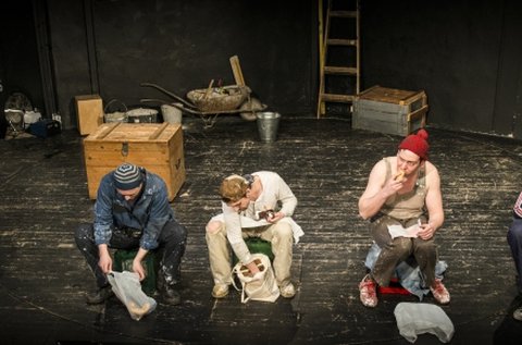 Jegyek A piszkosak című spakli bohózatra