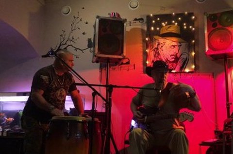 Gyertyafényes nőnapi vacsora élőzenés bulival