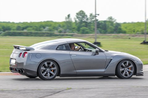 3 körös élményvezetés Nissan GTR-rel