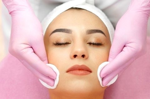 Kozmetikai mélytisztító arckezelés hidegterápiával