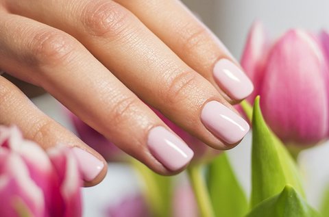 Manikűr egyszínű vagy francia géllakkozással