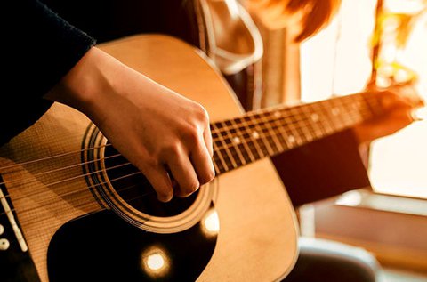 12 alkalmas online akusztikus gitártanfolyam
