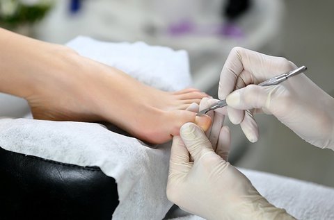 Sixtus vagy normál pedikűr CND Shellac-kal