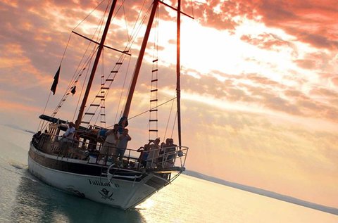 Balatoni vitorlás túra a naplemente fényeiben