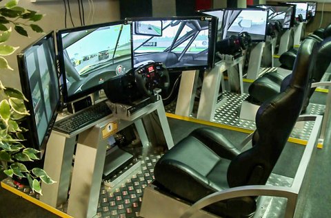 2 órás szimulátoros autóversenyzés 1 főnek