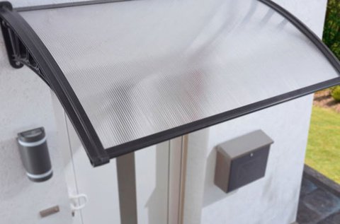 Fényáteresztő esővédő előtető polikarbonátból